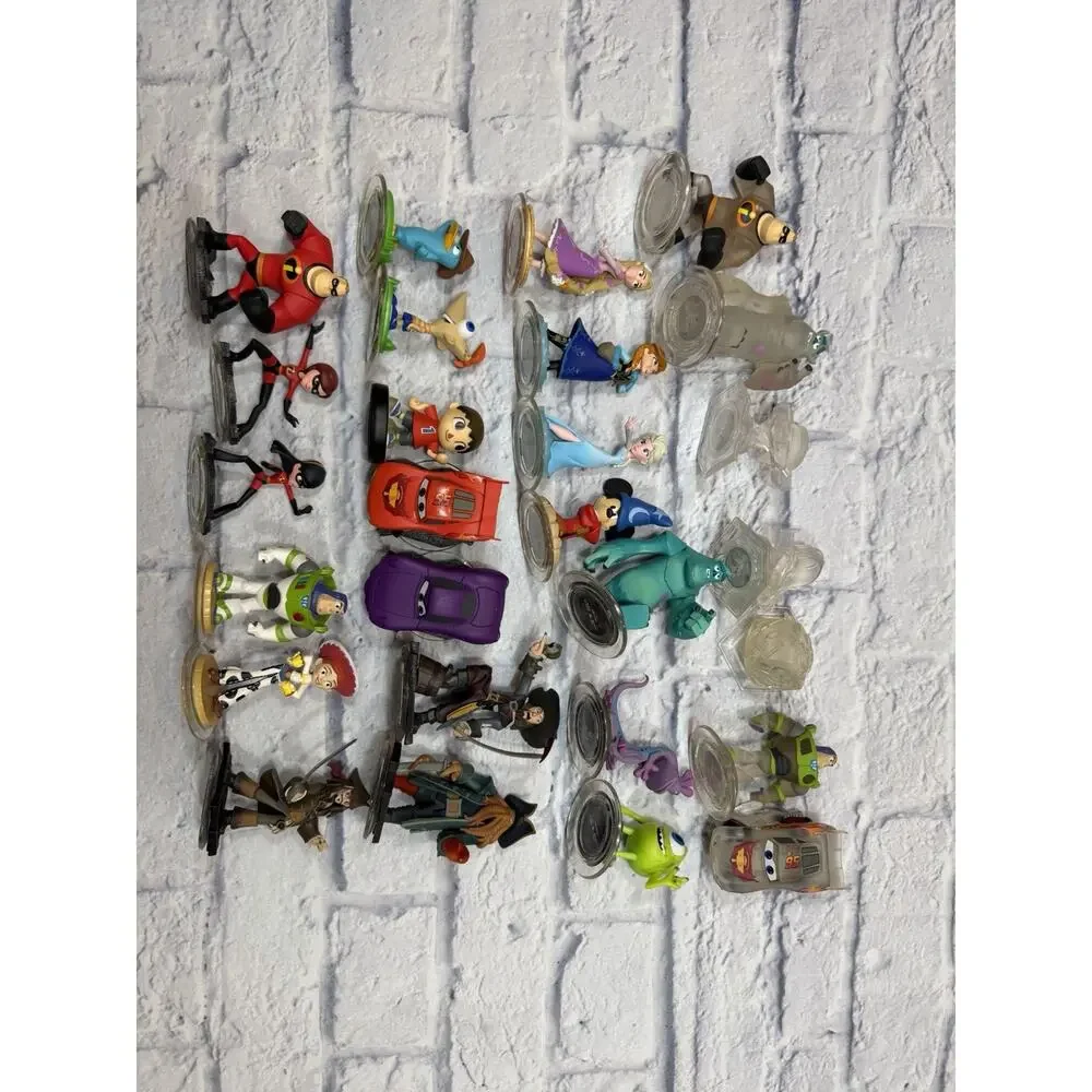 Large Disney Infinity Wii U Lot Figures Base Carry Case Power Discs